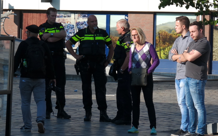 De politie bleef op een afstand en kwam na afloop vragen of we tevreden waren (klanttevredenheidsonderzoek?)