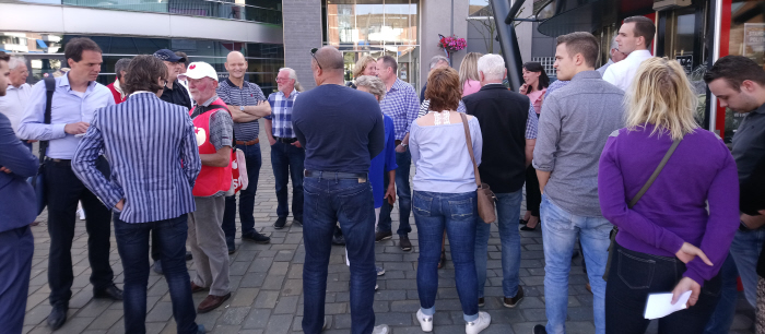 De leden van de Dijkhoff-fanclub stonden soms wat beteutert en schaapachtig te kijken. Eén SP-er ging met hen in gesprek.