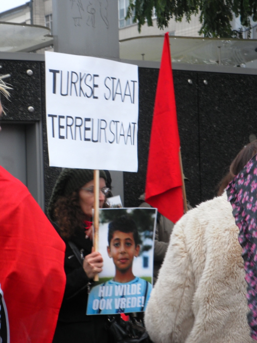 Bij aanvang van de demonstratie: "Turkse staat, terreurstaat".