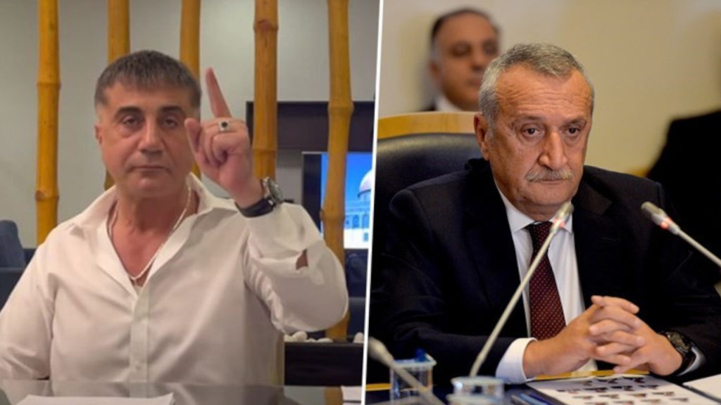 Links: Sedat Peker met opgeheven vingertje.
Rechts: Mehmet Ağar achter een microfoon, zijn handen in elkaar gevouwen.