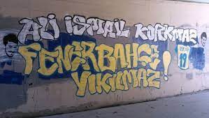 Graffiti met de naam Ali Ismail Korkmaz en daaronder "Fenerbahçe yikilmaz!".