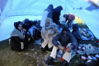 Somalische vluchtelingen bivakkeerden deze winter in tentjes voor de ingang van het asielzoekerscentrum in Ter Apel.