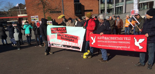 Rechts het spandoek van de alevitische vereniging