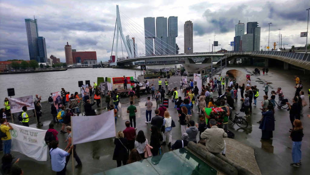 Overzicht van de demonstratie onderaan de Erasmusbrug, aan de over van de Nieuwe Maas.