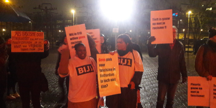 Ook de demonstranten stonden natuurlijk in de regen.