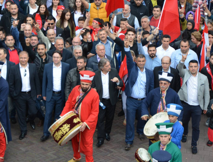 Grijze Wolven-gebaren bij de kopgroep van de demonstratie.