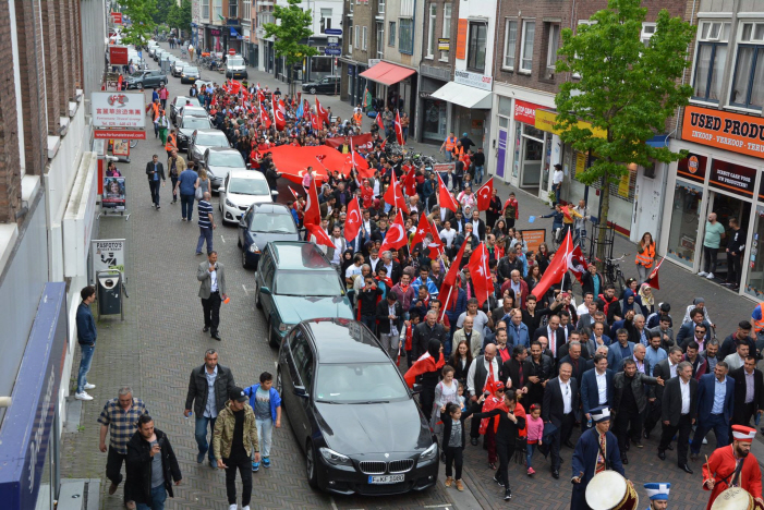 Geen duizenden deelnemers.