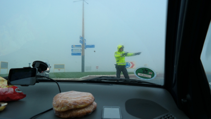 Actievoerders die per auto kwamen werden van de weg gehaald. Driving while eating bara's.