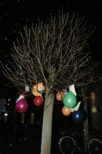 Ballonnen met flyers aan de bomen midden op het plein voor het dwangarbeidcentrum DZB.