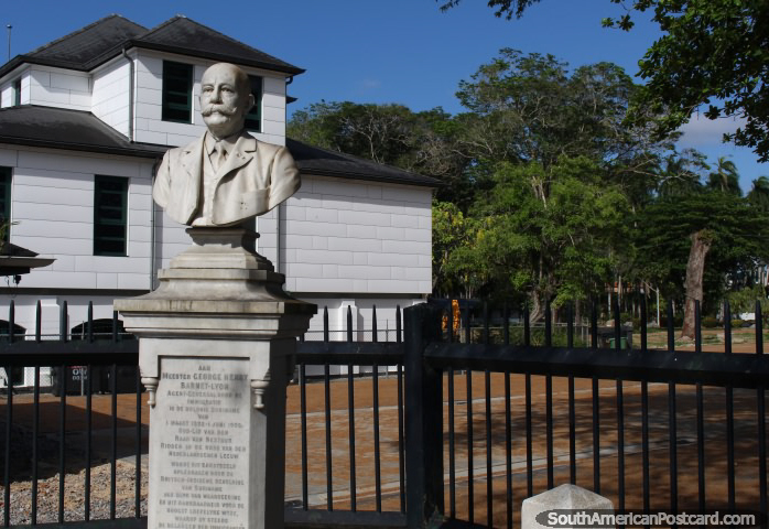 Borstbeeld van Barnet Lyon op de hoek van de Grote Combéweg en het Onafhankelijkheidsplein in Paramaribo, Suriname (foto: Mark Berman).