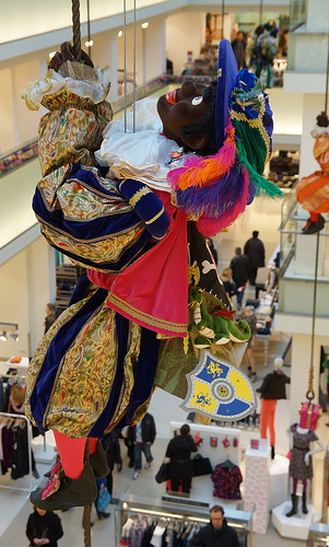 In de bijenkorf klimmen de godganse dag blackface figuren op en neer.