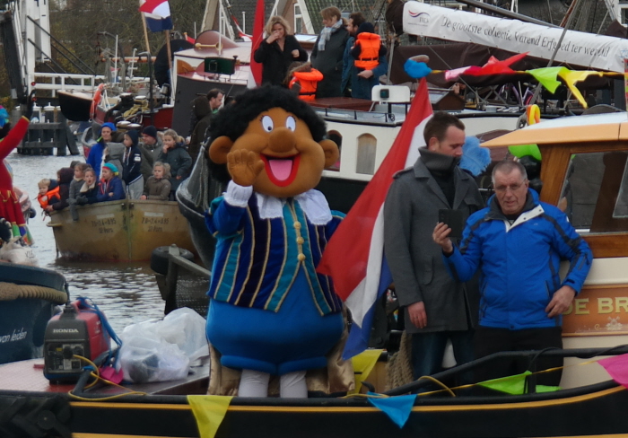 Welja, dachten de organisatoren, laten we er nog een blackface-beer tegenaan gooien. Lekker kwetsen!