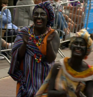 Blackface-medewerkers spelen een soort gebed