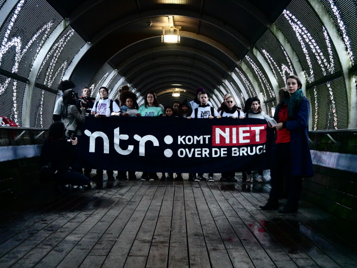 Ondertussen op de voetgangersbrug... (foto: Jeroen van Wisse)