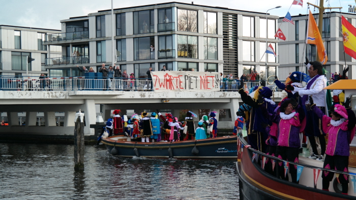 Spandoek tegen Zwarte Pieten op weg naar het centrum.