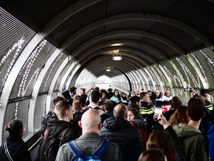 Opstopping op de brug, nadat er weer een treinlading reizigers langs wilde (foto: Jeroen van Wisse)