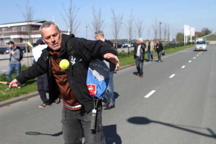 Tennisballen met het telefoonnummer over de muren slaan.