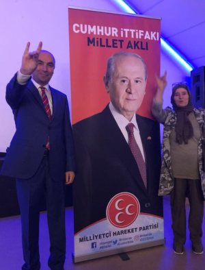 ATK-leider Cemal Çetin maakt het fascistische gebaar tijdens zijn verkiezingstournee in Nederland.