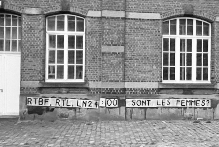 Een muur van een oud gebouw met daarop de tekst "RTBF, RTL, LN24: où sont les femmes?".