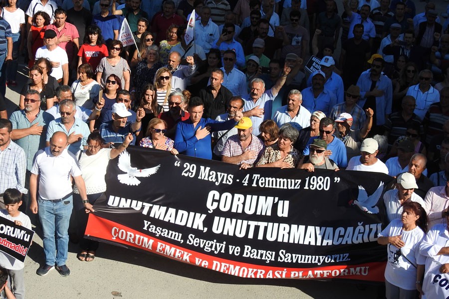 Een menigte mensen die de pogroms aan het herdenken is door middel van een demonstratie.