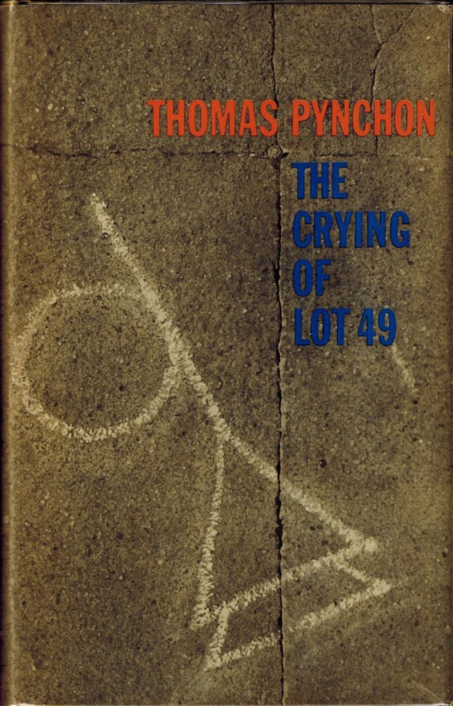 Omslag van het boek "The crying of lot 49" van Thomas Pynchon, een foto van beton met scheuren erin en een mysterieus symbool erop gekrijt.