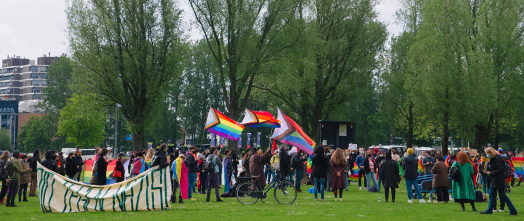 Overzicht van de groep, met vele regenboogvlaggen. Ook een panseksuele vlag.