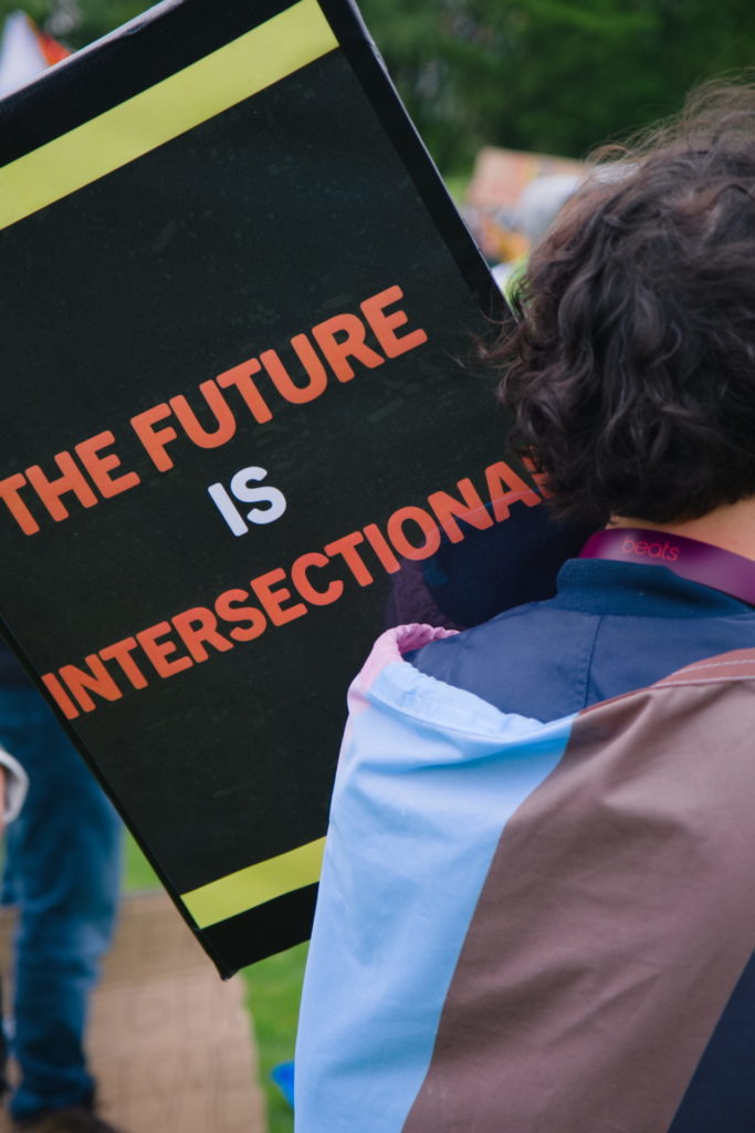 Een bord met de tekst "The future is intersectional".