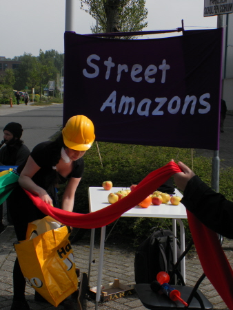 Optreden van vrouwengroep Street Amazons over hoe van alle kanten aan vrouwen getrokken wordt. Hier: werk op het land.