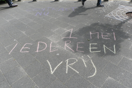 Leuzen op het verboden plein voor het dwangarbeidcentrum.