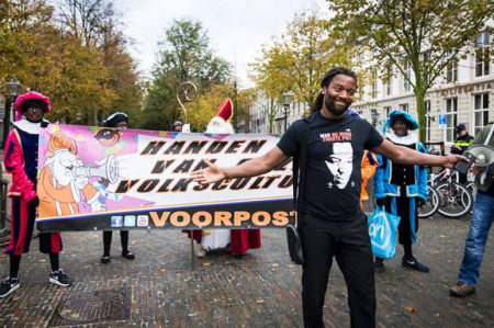 Dapper: voor de nazi-Klaas, zijn blackface-knechten en hun spandoek gaan staan met een t-shirt "No more Zwarte Piet".