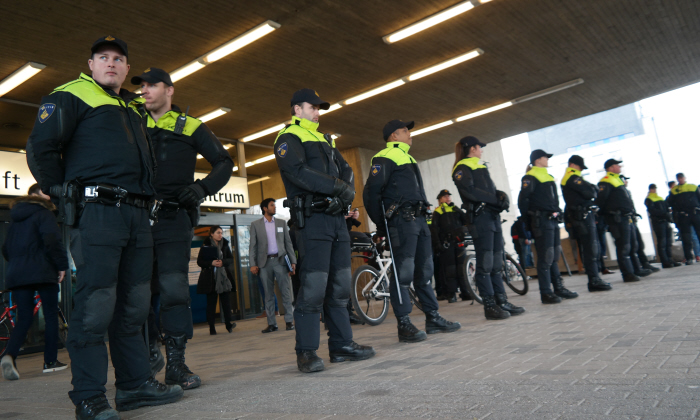 Linie politie klaar om op te treden