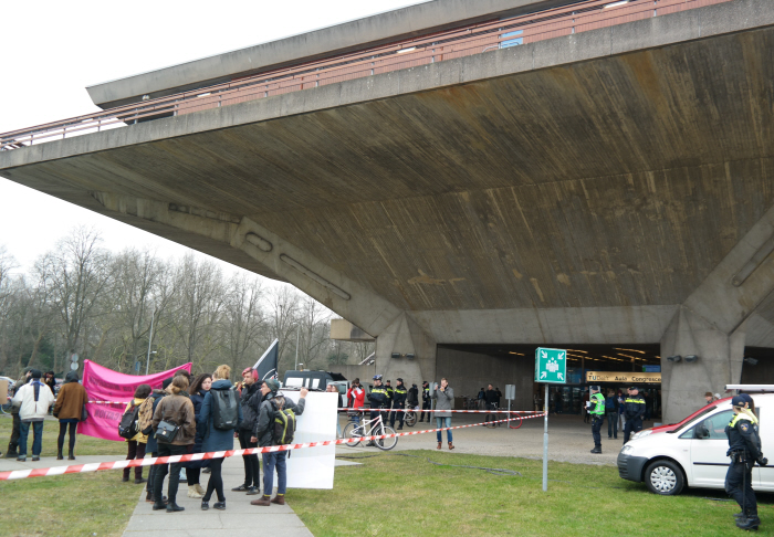 Helemaal in de verte de ingang