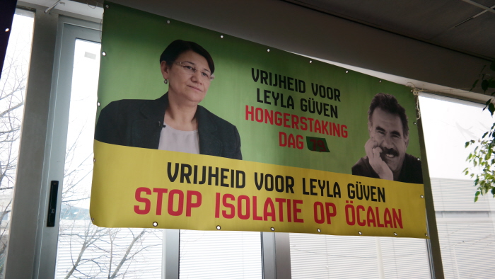 Spandoek waarop wordt bijgehouden de hoeveelste dag het is in de hongerstaking van Güven.