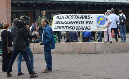 Dwangarbeider dwangarbeider Petar Kapralov wordt geïnterviewd.