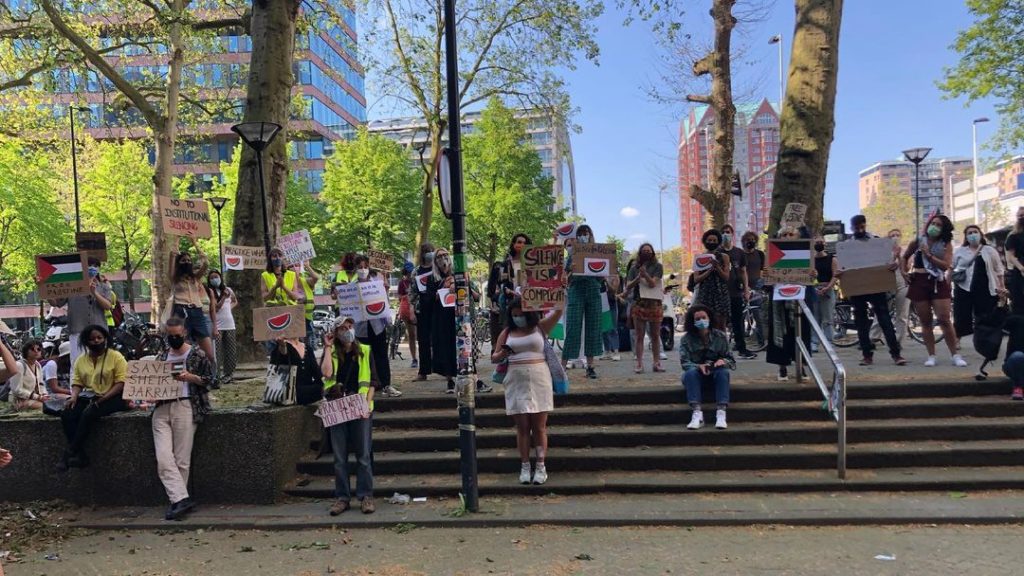 Demonstrerende studenten bij de Blaak in Rotterdam.