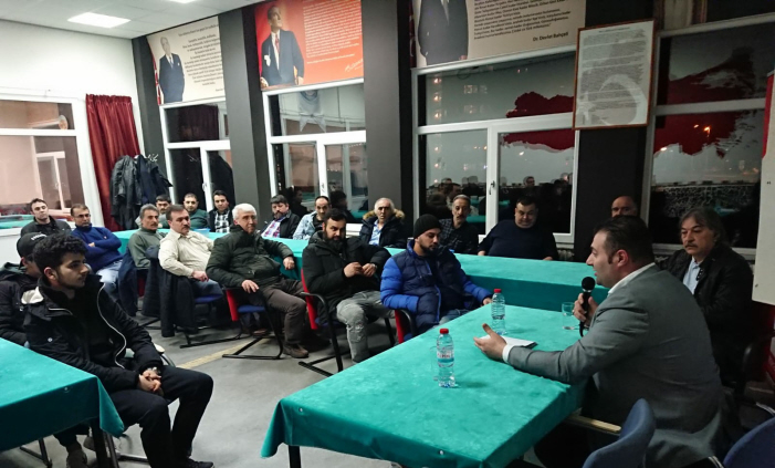 Een verkiezingsbijeenkomst van Denk in de ruimte van Hoca Ahmed Yesevi. Toespraak van kandidaat-raadslid Yıldırım Usta. Rechts naast hem zit de Arnhemse Grijze Wolven-leider İbrahim Günay.