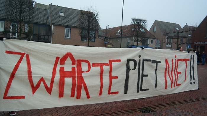 Het grote spandoek dat vorig weekeinde in Leiden werd opgehangen bij de intocht van Sinterklaas was ook mee