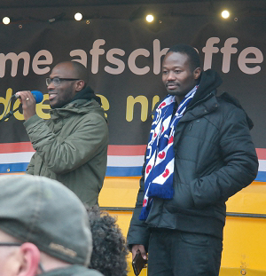 Twee van de organisatoren op het podium: Mitchell Esajas en Jerry Afriyie (met Friese sjaal)