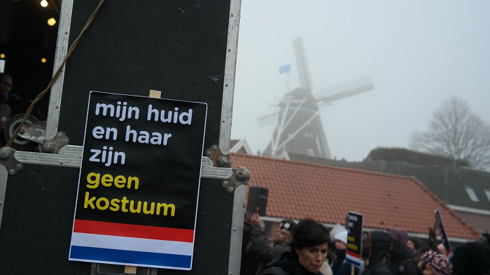 Friese molen dromerig in de mist, met keiharde kritiek ervoor op Nederlandse blackface-traditie