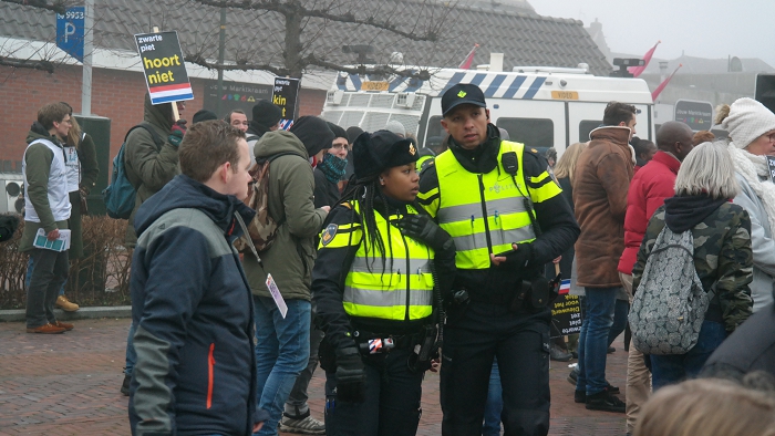 Amsterdamse politiemensen van het Caribisch Netwerk vulden het verder vrijwel volledig witte Friese korps aan