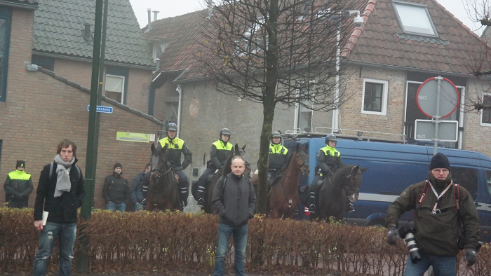 Alles voortdurend gadegeslagen door politie. Leuk om hun gezichten te zien toen toen "Fuck the police" van NWA gedraaid werd.