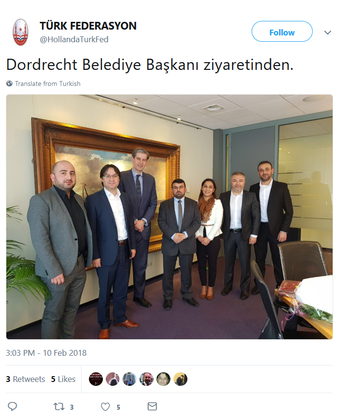 De Dordse VVD-burgemeester Wouter Kolff poseert samen met een zestal Grijze Wolven, nadat ze gezellig samen thee gedronken hebben. Turks extreem-rechts doet er alles aan om salonfähig te worden.