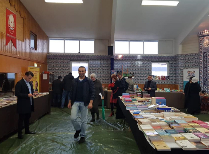 De 'boekenbeurs' met linksboven aan de muur het logo van de Grijze Wolven-federatie.