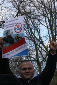 "Anti-pedo"-activist met poster van de Dutch Brotherhood.