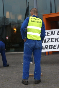 Activist-dwangarbeider bij opening van Participatiecentrum.
