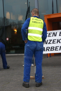 Un piquet devant le siège de DZB.