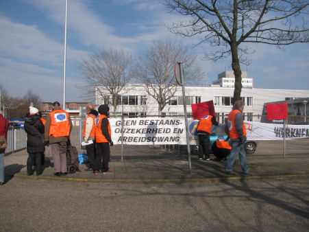 De actievoerders bij de hoofdingang.