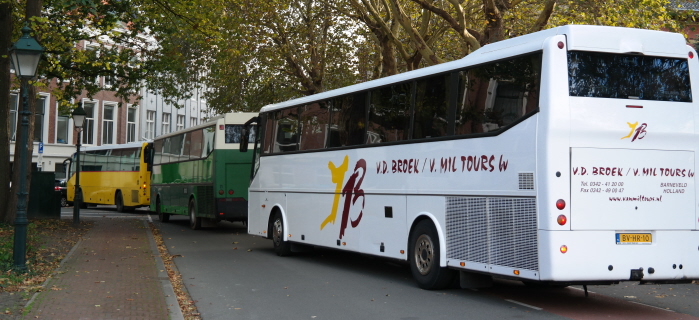 Drie bussen met vluchtelingen