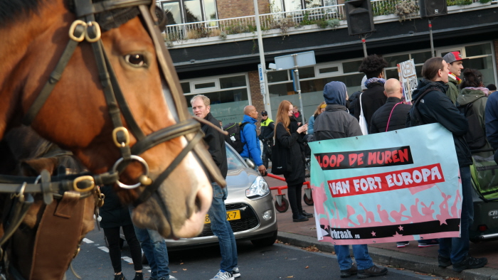 Op het verzamelpunt waren we vanaf minuut 1 omsingeld door politie.