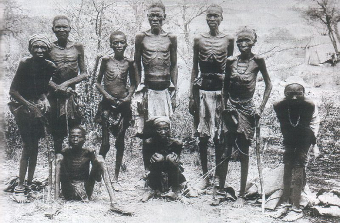 Een foto van Herero die zijn ontsnapt en zo het koloniale terreur hebben overleefd.